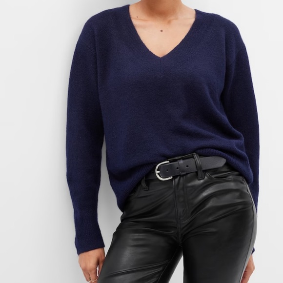 NWT GAP Relaxed Forever Cozy V-Neck Sweater Color: Navy Uniform - Picture 1 of 3